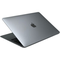 Apple MacBook Air 13 A2337 – górna pokrywa Space Gray. Apple MacBook Air 13 A2337 widok górny na zamkniętą klapę z błyszczącym logo Apple.