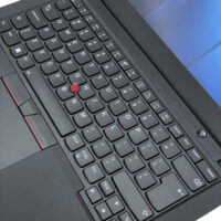 Lenovo ThinkPad T14 Gen 2 zbliżenie na ergonomiczną klawiaturę z czerwonym TrackPointem