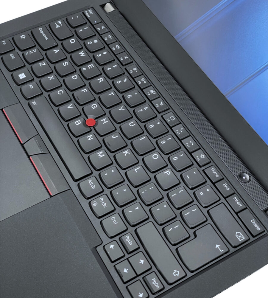Lenovo ThinkPad T14 Gen 2 zbliżenie na ergonomiczną klawiaturę z czerwonym TrackPointem