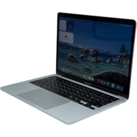 Apple MacBook Pro 13 A2338 widok z prawej strony pod kątem gniazdo słuchawkowe audio jack