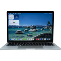 Laptop poleasingowy Apple MacBook Pro 13 A2338 widok od przodu z otwartym ekranem Retina