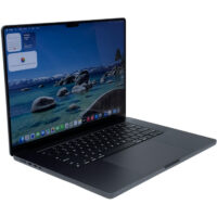 Apple MacBook Pro 16 A2991 widok z lewej strony pod kątem porty MagSafe 3 i Thunderbolt 4