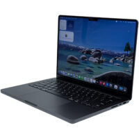 Apple MacBook Pro 14 A2992 widok z prawej strony pod kątem port HDMI oraz czytnik kart SDXC