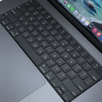 Klawiatura Magic Keyboard z Touch ID i duży gładzik w Apple MacBook Pro 16 A2991 Space Black