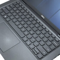 Dell Latitude 7430 – panel roboczy i klawiatura QWERTY US Klawiatura wyspowa QWERTY US Dell Latitude 7430 i precyzyjny touchpad widok z góry
