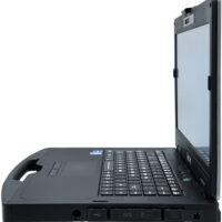 Getac S410 G4 Rugged profil prawej strony obudowy ze specjalistycznymi osłonami portów