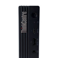 Lenovo ThinkCentre M70q G2 Tiny – górna część przedniego profilu Lenovo ThinkCentre M70q G2 Tiny zbliżenie na przedni panel roboczy i perforację chłodzenia