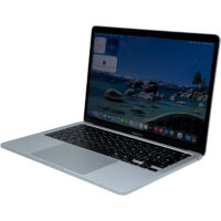 Apple MacBook Pro 13 A2338 – prawy bok pod kątem Apple MacBook Pro 13 A2338 widok z prawej strony pod kątem z gniazdem audio