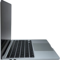 Apple MacBook Pro 13 A2338 – lewy profil laptopa Apple MacBook Pro 13 A2338 profil lewej strony z portami komunikacyjnymi