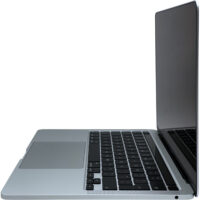 Apple MacBook Pro 13 A2338 – prawy profil laptopa Apple MacBook Pro 13 A2338 profil prawej strony z gniazdem mini-jack
