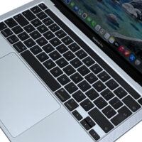 Apple MacBook Pro 13 A2338 – klawiatura i gładzik Apple MacBook Pro 13 A2338 widok na klawiaturę Magic Keyboard z Touch Bar i Touch ID