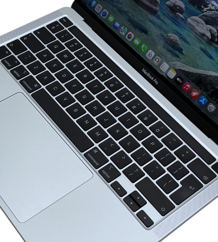 Apple MacBook Pro 13 A2338 – klawiatura i gładzik Apple MacBook Pro 13 A2338 widok na klawiaturę Magic Keyboard z Touch Bar i Touch ID