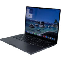 Apple MacBook Pro 14 A2992 – prawy bok pod kątem Apple MacBook Pro 14 A2992 widok z prawej strony pod kątem z profilu biznesowego