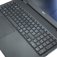 Dell Precision 7670 – pulpit roboczy i klawiatura Dell Precision 7670 widok na klawiaturę podświetlaną z blokiem numerycznym i touchpadem