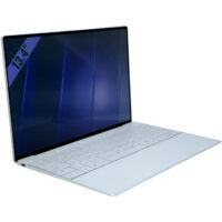 Dell XPS 13 9320 – lewy bok pod kątem Dell XPS 13 9320 widok z lewej strony pod kątem z widocznymi portami USB-C