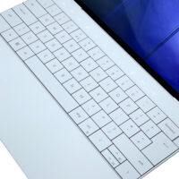 Dell XPS 13 9320 – panel roboczy i klawiatura Dell XPS 13 9320 nowoczesna klawiatura zero-lattice i niewidoczny touchpad