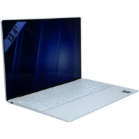Dell XPS 13 9320 widok z lewej strony pod kątem z portem Thunderbolt