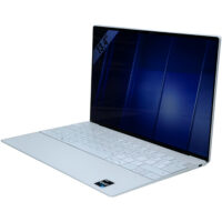 Dell XPS 13 9320 widok z prawej strony pod kątem z złączami Thunderbolt