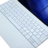 Dell XPS 13 9320 nowoczesna klawiatura bezszczelinowa i szklany panel z ukrytym touchpadem