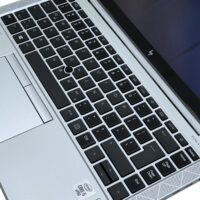 HP EliteBook 840 G7 – klawiatura i touchpad HP EliteBook 840 G7 zbliżenie na podświetlaną klawiaturę i touchpad