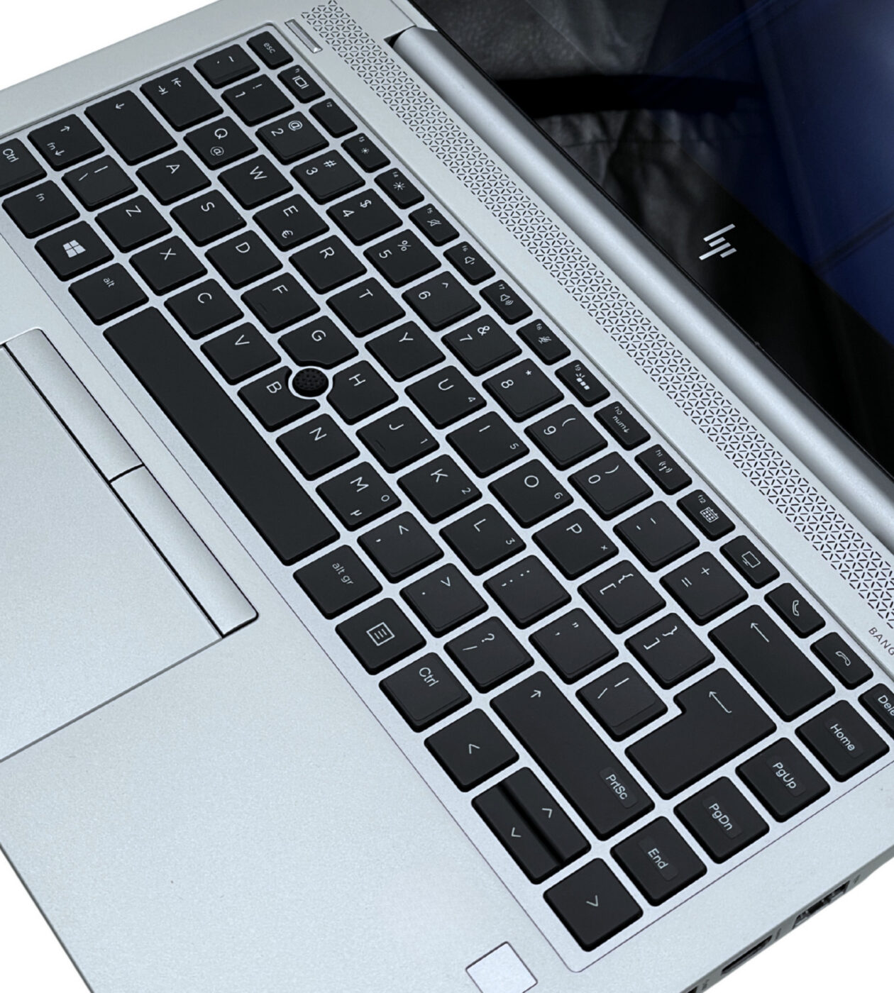 HP EliteBook 840 G5 zbliżenie na ergonomiczną klawiaturę wyspową z trackpointem i touchpad