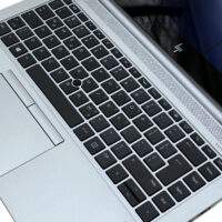 HP EliteBook 840 G5 zbliżenie na ergonomiczną klawiaturę wyspową z trackpointem i touchpad