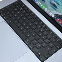 Apple MacBook Pro A2485 M1 PRO krótki shift (6) Laptop Apple MacBook Pro 16 A2485 • Apple M1 Pro • 32GB RAM • 512GB SSD • 16" Retina • ISO