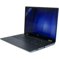 Dell Precision 7680 – prawy bok laptopa pod kątem Dell Precision 7680 widok z prawej strony pod kątem z czytnikiem kart i portami USB