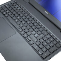 Dell Precision 7680 – klawiatura i duży touchpad Dell Precision 7680 widok z góry na klawiaturę z blokiem numerycznym i gładzik