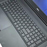 Dell Precision 7760 zbliżenie na klawiaturę QWERTY US i touchpad