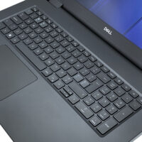 Dell Precision 7770 – ergonomiczna klawiatura i touchpad Dell Precision 7770 widok z góry na pełnowymiarową klawiaturę z blokiem numerycznym i duży gładzik