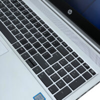 HP ProBook 450 G6 – klawiatura i touchpad HP ProBook 450 G6 widok na klawiaturę i pulpit roboczy