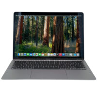 Apple MacBook Air 13 A2337 – widok od przodu Apple MacBook Air 13 A2337 widok z przodu z włączonym ekranem Retina