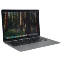Apple MacBook Air 13 A2337 – lewy bok pod kątem Apple MacBook Air 13 A2337 widok z lewej strony pod kątem porty Thunderbolt