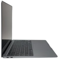 Apple MacBook Air 13 A2337 – lewy profil obudowy Apple MacBook Air 13 A2337 profil lewej strony obudowy z portami USB-C
