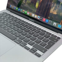 Apple MacBook Air 13 A2337 – zbliżenie na klawiaturę Apple MacBook Air 13 A2337 klawiatura Magic Keyboard i gładzik Force Touch