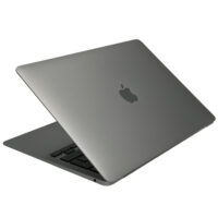 Apple MacBook Air 13 A2337 – górna pokrywa laptopaZamknięta górna pokrywa laptopa Apple MacBook Air 13 A2337. Apple MacBook Air 13 A2337 zamknięta pokrywa matrycy z logo Apple Space Gray