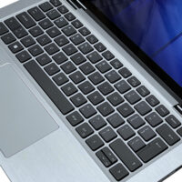 Dell Latitude 7430 2w1 – klawiatura i touchpad Dell Latitude 7430 2w1 widok na klawiaturę i panel roboczy