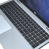 Dell Precision 3580 – klawiatura i touchpad Dell Precision 3580 widok na klawiaturę i panel roboczy