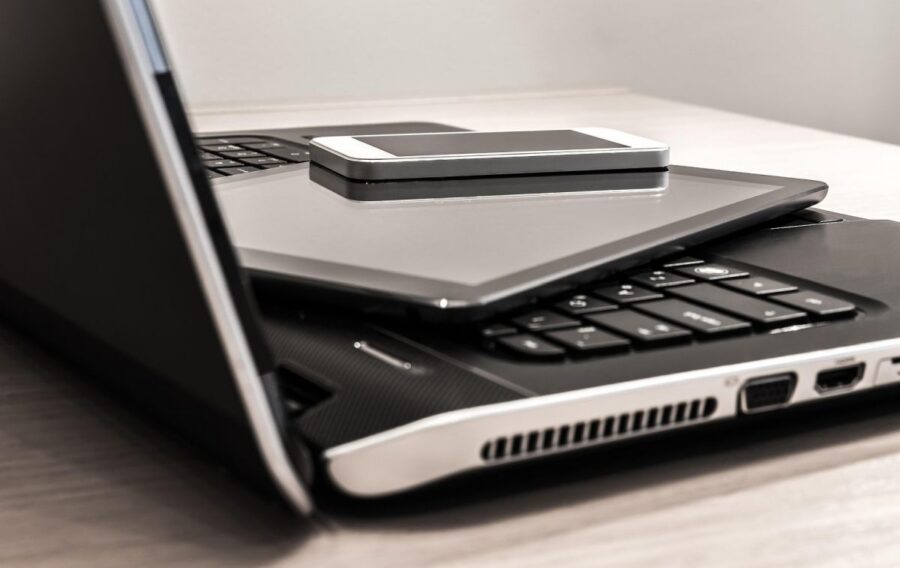Skąd biorą się laptopy poleasingowe? Wszystko, co warto wiedzieć przed zakupem
